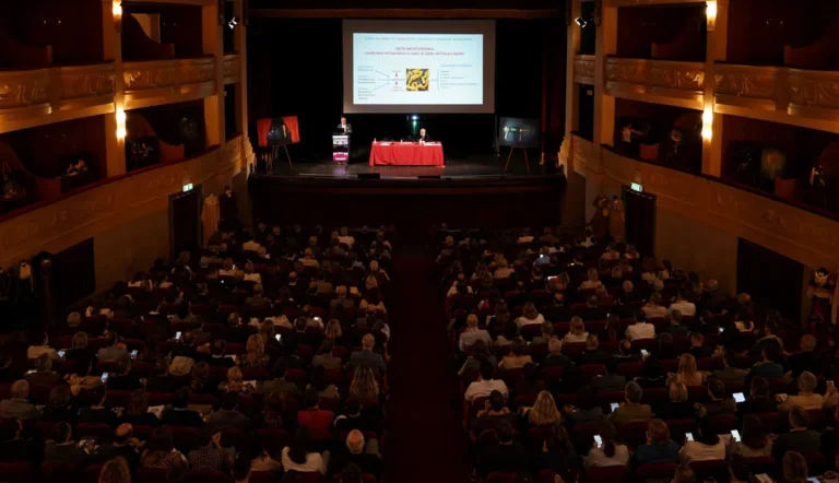 Platea del Teatro Verdi di San Severo durante le Giornate di Nutrizione Clinica 2026